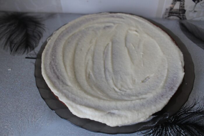 Spread the cream on the first cake layer