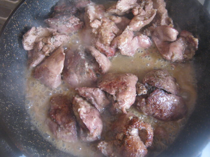 Se adaugă apă și se fierbe la foc mic