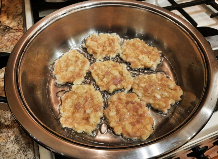 Puneti carnea tocată într-o tigaie