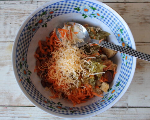 Combine the ingredients in a bowl