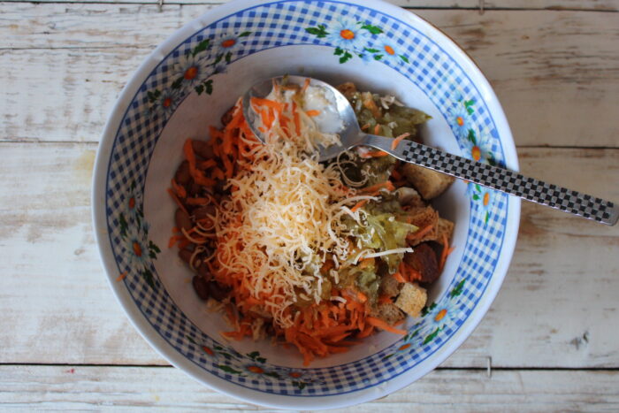 Combine the ingredients in a bowl