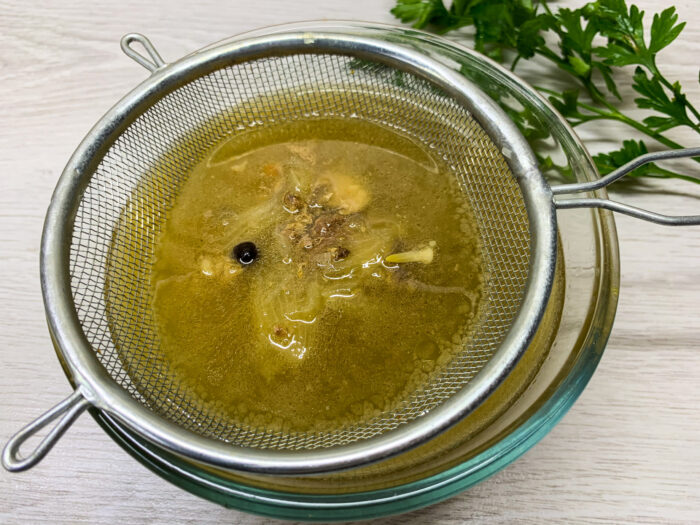 Бульон процеживаем