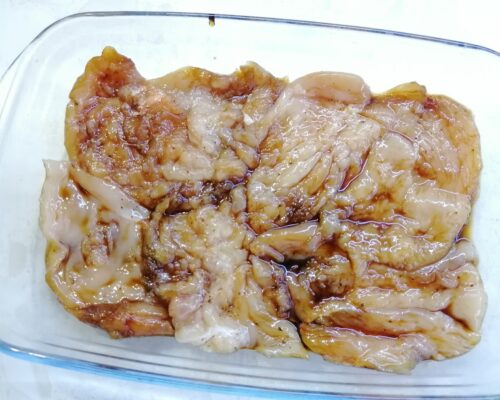 Întindeți carnea pe o foaie de copt