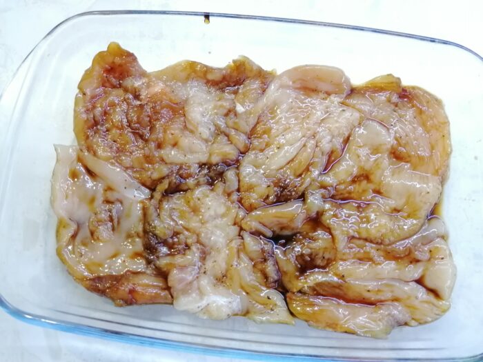 Întindeți carnea pe o foaie de copt