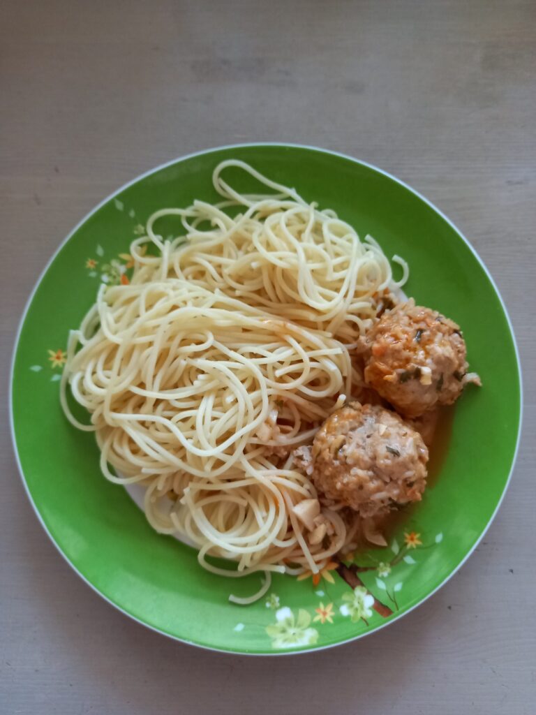 Hearty Spaghetti & Meatballs in Tomato Sauce