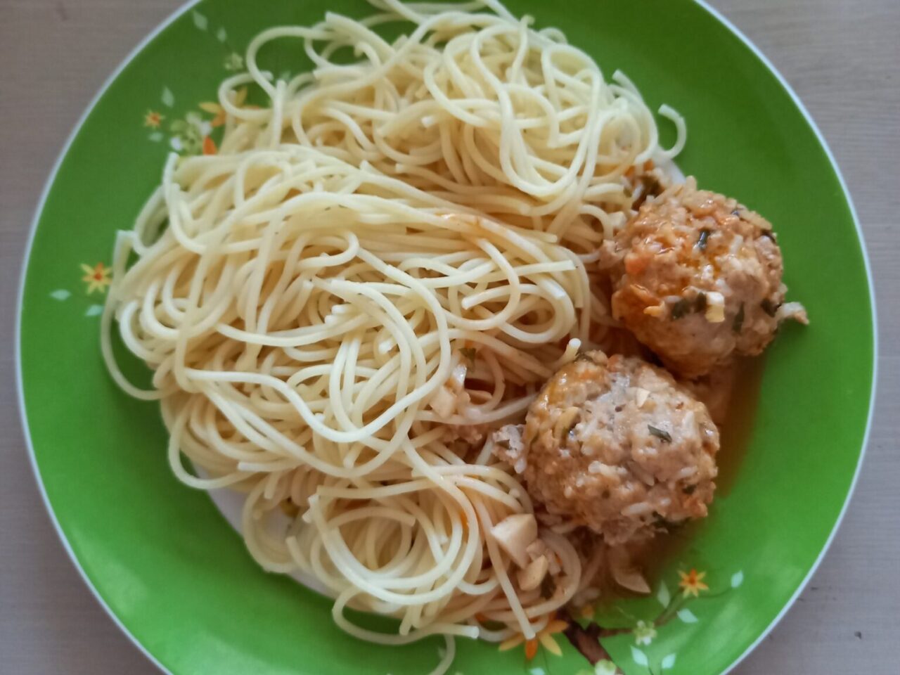 Comforting pasta dish with meatballs and herb-seasoned tomato sauce