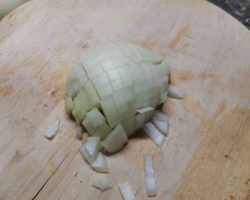 Cut the onion into small pieces