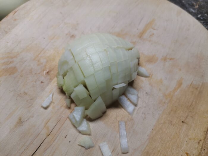 Cut the onion into small pieces