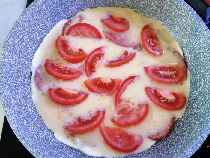 Помидор моем и нарезаем кружочками