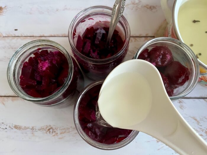 Umpleti borcanele cu sosul condimentat