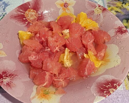 Peel the grapefruit
