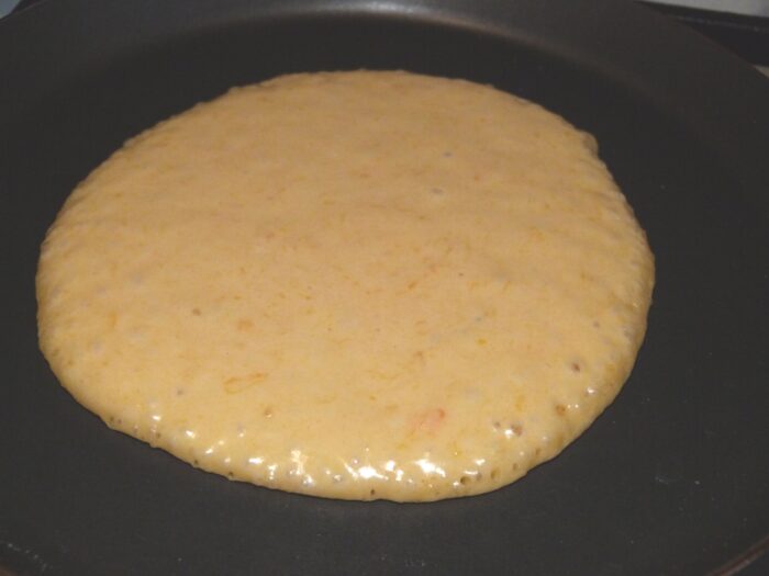 Se toarnă cantitatea dorită de aluat pe o tigaie