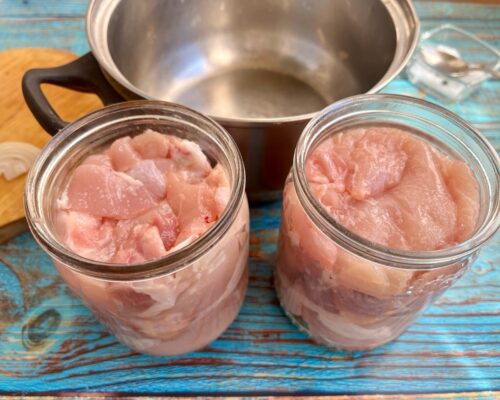 Наполнить банки кусочками красного и белого куриного филе