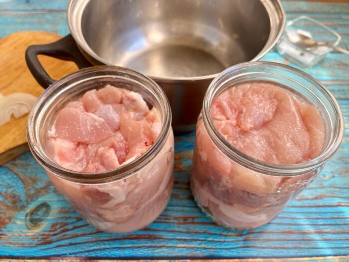 Наполнить банки кусочками красного и белого куриного филе