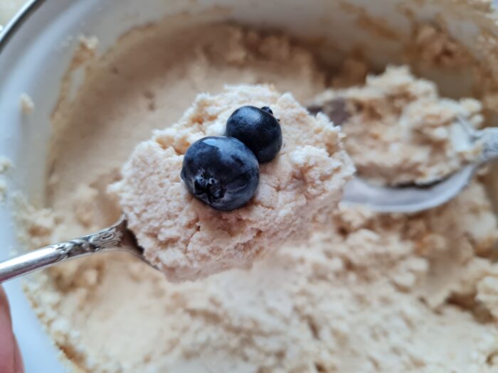 This can be done with two teaspoons