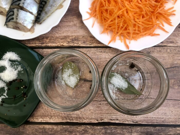 На дно банок положить по листику лаврового листа