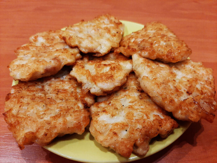 Prăjiți cotleturile pe fiecare parte timp de 4-5 min