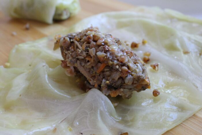 шарики и выкладываю их на капустные листья