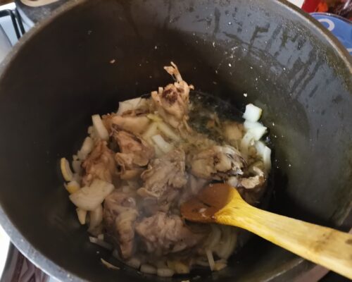 Adăugați-o în pui și prăjiți timp de 2-3 min