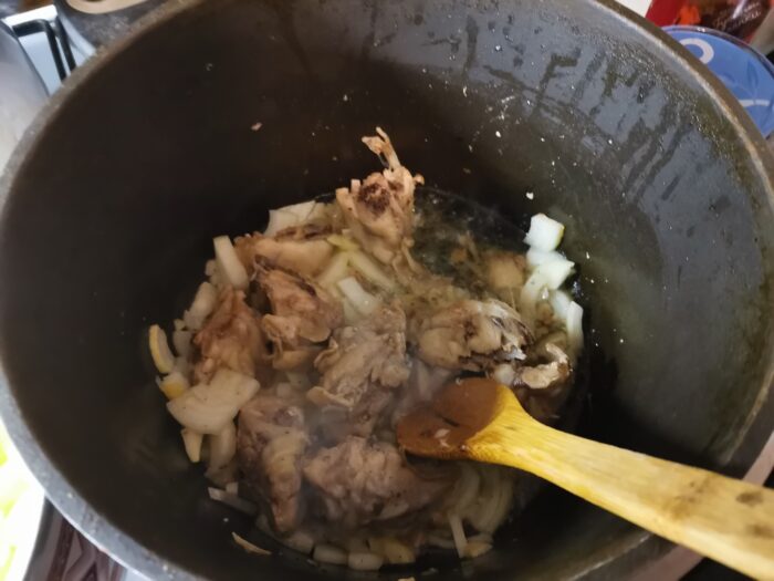 Adăugați-o în pui și prăjiți timp de 2-3 min