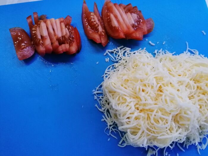 Dati cascavalul pe răzătoare