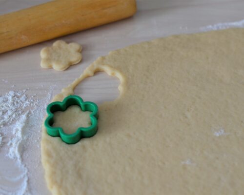 Formăm biscuiti folosind forme