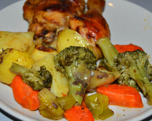 Layered chicken, broccoli, carrots and potatoes in a roasting bag