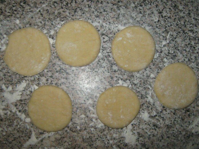 Тесто делим на две части