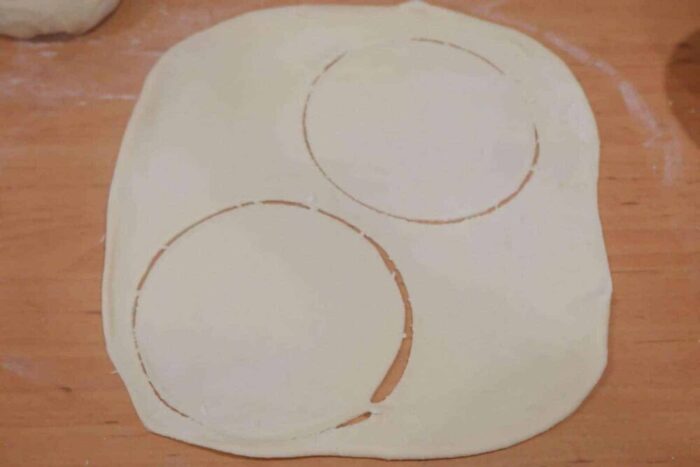 Раскатываем тесто тонким слоем