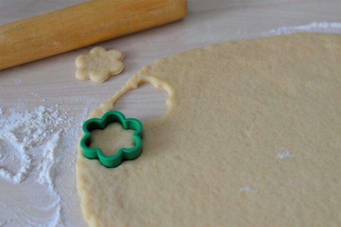 Формируем печенье при помощи формочек