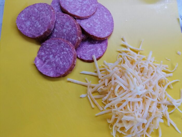 Сервелат нарезаем кружочками