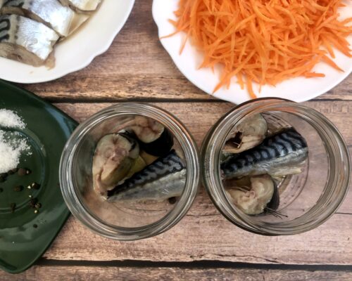 Положить слой из кусочков скумбрии