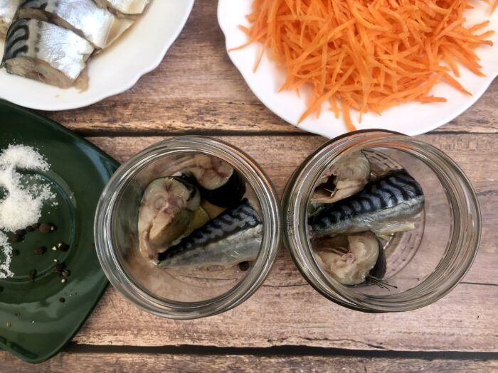 Положить слой из кусочков скумбрии