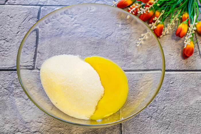 Для этого желтки растереть с сахаром добела