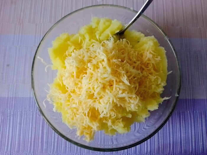 Adaugati 2/3 din cascavalul ras in piureul gata