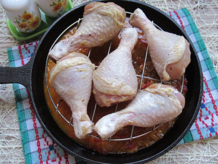 Aranjati pe gratar pulpele de pui marinate