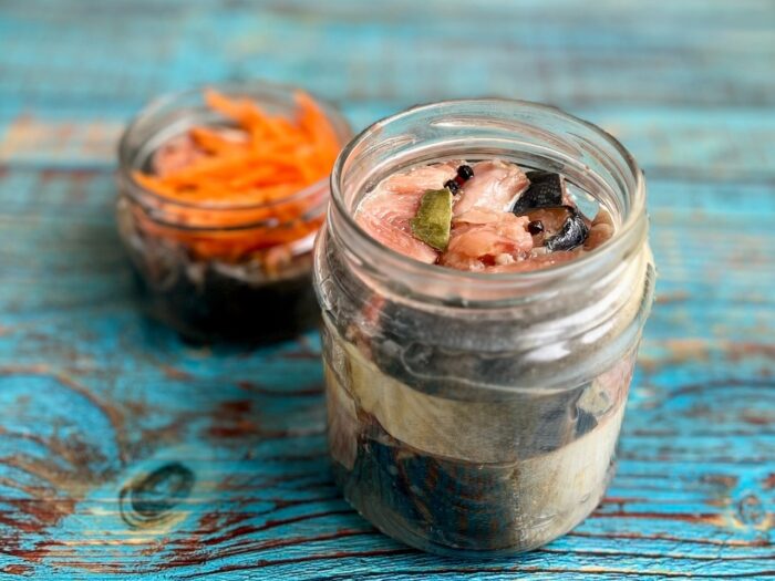 Поместить банки в кастрюли