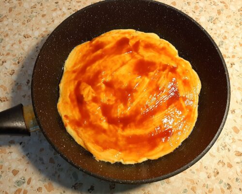 Ungeți partea de sus a aluatului cu ketchup