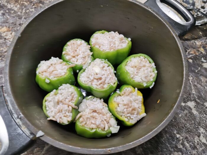 Плотно укладываем фаршированные овощи в казан