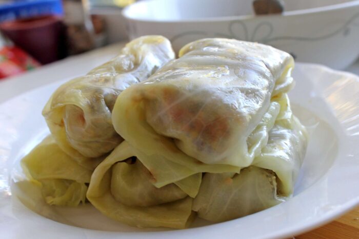 Apoi învelesc umplutura într-o frunză de varză