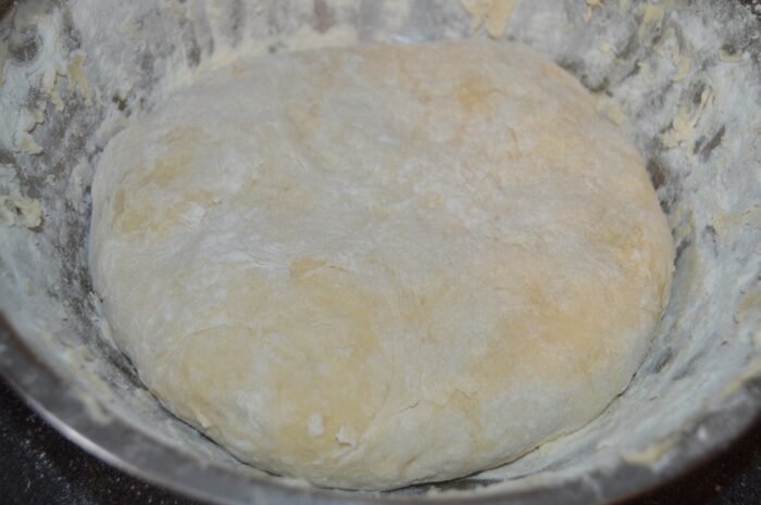 Сформируйте шарик из теста