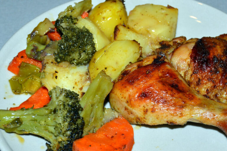 Куриные ножки с картошкой и овощами в рукаве