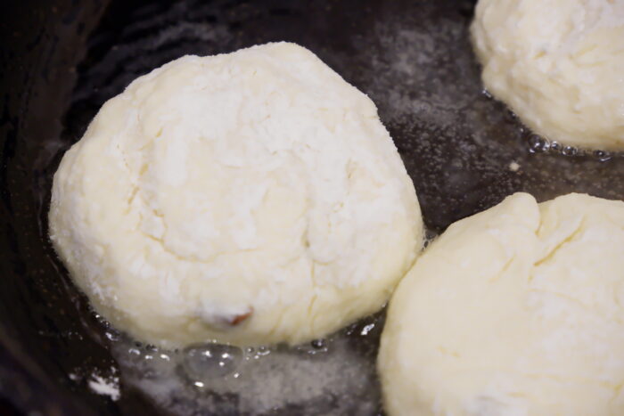 Prajiti papanasii intr-o tigaie incinsa