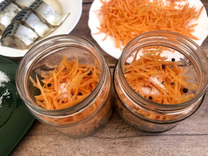 Накрыть рыбу половиной порции моркови