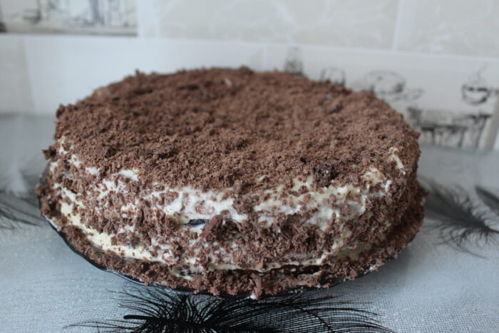 Натереть шоколад на крупой терке