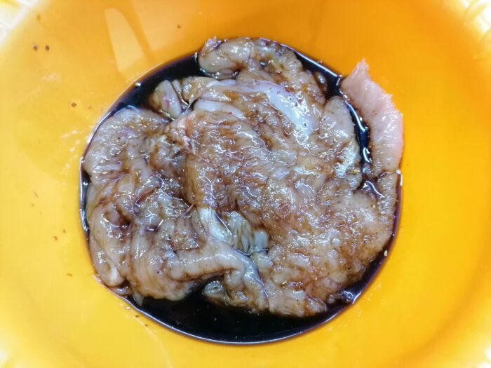 Se toarnă sosul de soia peste carne