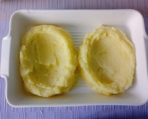 asezati piureul de cartofi sub forma de cuiburi