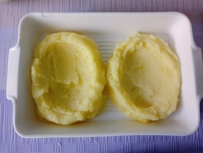 asezati piureul de cartofi sub forma de cuiburi