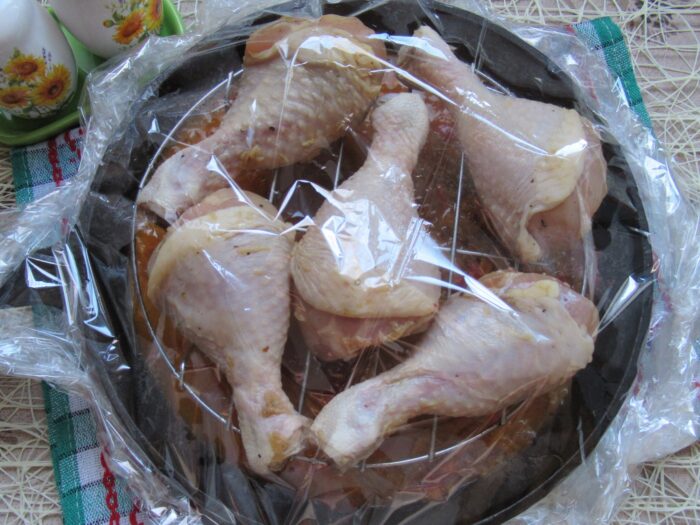 Inveliti totul intr-o folie de celofan pentru copt