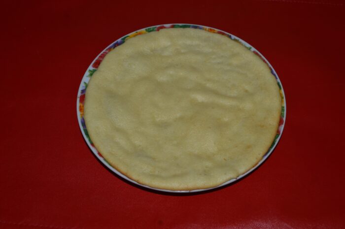 Переверните бумагу для выпечки вверх дном и аккуратно снимите на тарелку